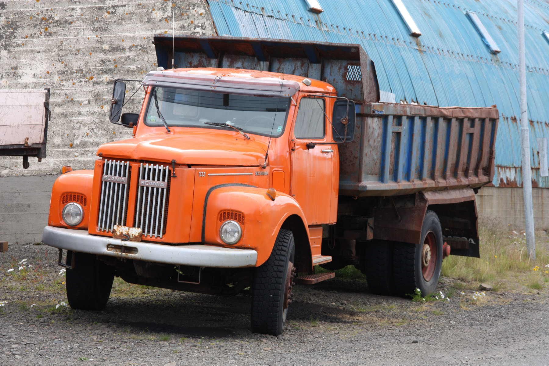 scania 111s
        -976000 km
        -pneus da tração meia vida